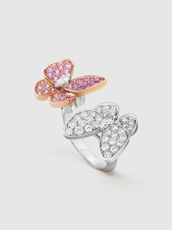 Anello con due farfalle tra le dita